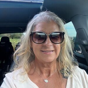 Meet your Posher, Lois